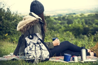 Dışarıda kahve içen kadın.