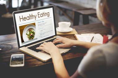 Dizüstü bilgisayarla çalışan kadın