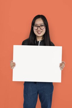 kadın stüdyoda poz