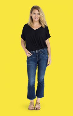 Studio neşeli beyaz kadın