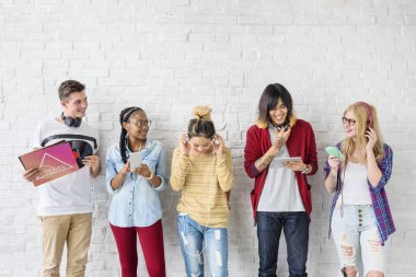 Dijital cihazlar kullanan öğrenciler 