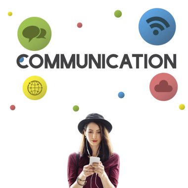 Akıllı telefon kullanan genç bir kadın.