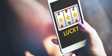 Cep telefonu kullanan kişi