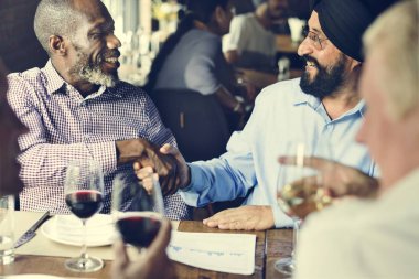 İş sallayarak elleriyle restoranda