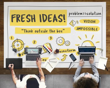 dizüstü bilgisayarlarda çalışan insanlar