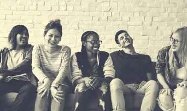 Öğrenciler birlikte sarılma