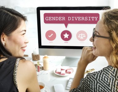 İşyeri masada genç kadın