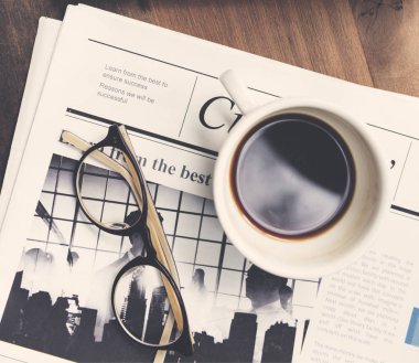  Kahve fincanı ve gözlük masada