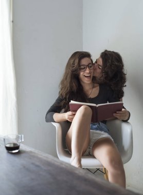 Lezbiyen çift birlikte vakit geçiriyor.
