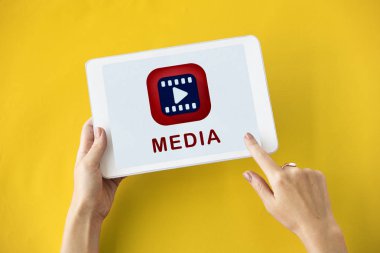 insan elinden tutarak dijital tablet