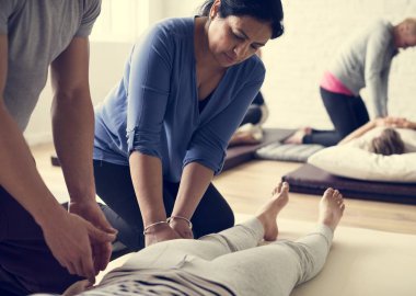 İnsanlar masaj yapmak eğitim