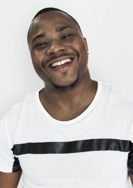 Gülümseyen Afrikalı Amerikalı adam