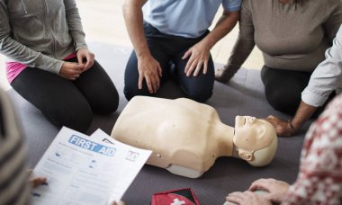 CPR ilk yardım eğitimi öğrenme insanlar 