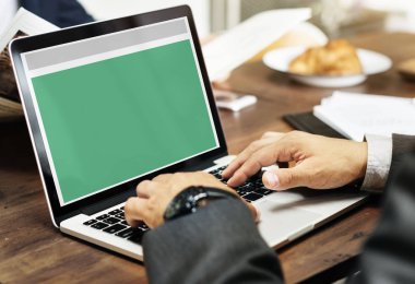 Dizüstü bilgisayarda çalışan iş adamı 