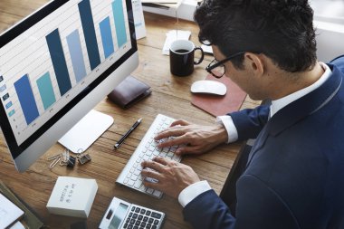 bilgisayarla çalışma iş adamı