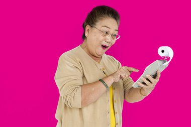 üst düzey kadın stüdyoda poz