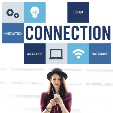 Akıllı telefon kullanan genç bir kadın.