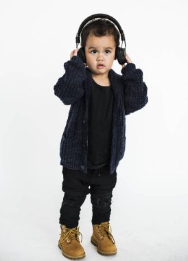 kulaklıklar ile küçük çocuk