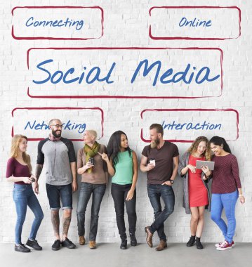 Duvara yakın duran insanlar  