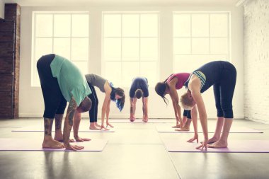 insanlar Yoga pratik sınıf yapıyor