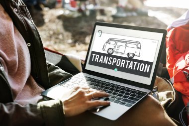 Dizüstü bilgisayar kullanan kadın