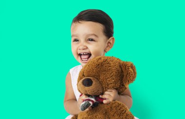 Oyuncak ayıyı tutan kız