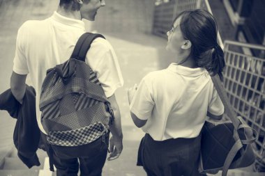 Öğrenciler üniformalı beraber yürüyelim 