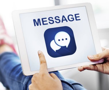 Dijital tablet kullanan kişi