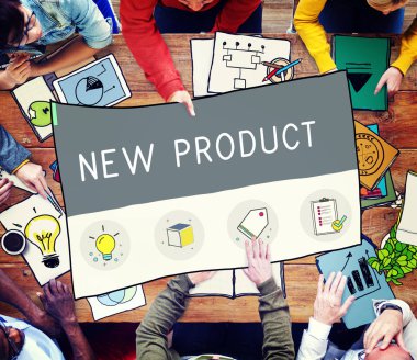 Boş masada oturan insanlar