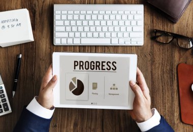 iş kişi dijital tablet kullanma