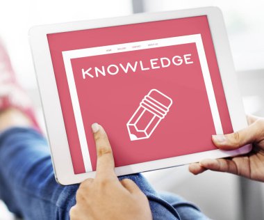 Dijital tablet kullanan kişi