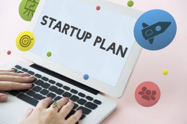 Dizüstü bilgisayarda çalışan kadın