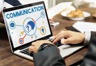 Dizüstü bilgisayarda çalışan iş adamı 