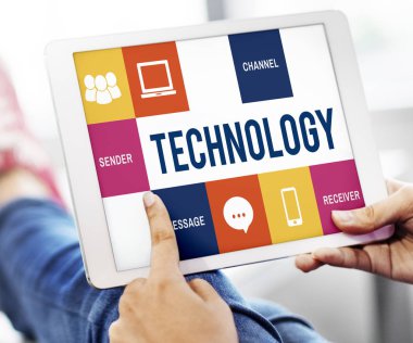 Dijital tablet kullanan kişi