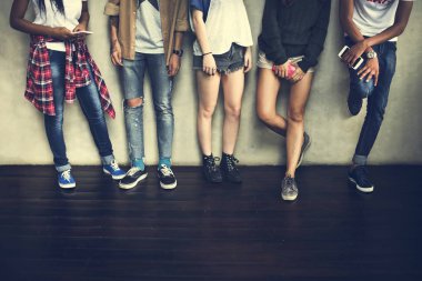 arkadaş dışarı asılı