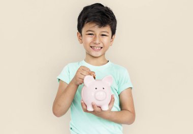 Domuzcuk bankada para koyarak çocuk