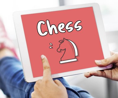 Dijital tablet kullanan kişi