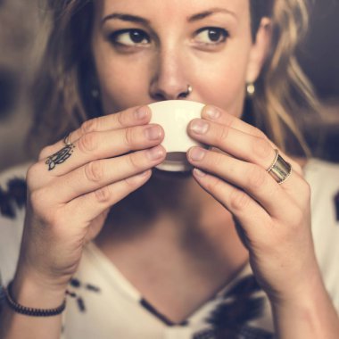 Genç bayan çay içiyor.