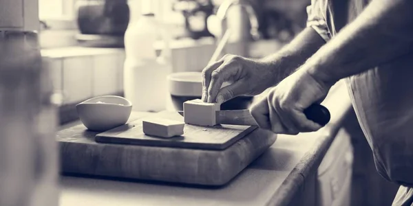 Hombre mezclando mantequilla para pastelería —  Fotos de Stock
