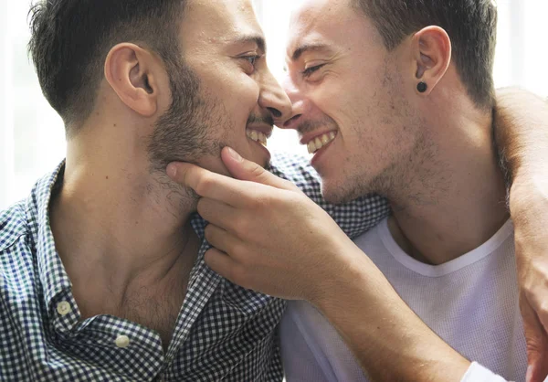 Gay par kyssas — Stockfoto