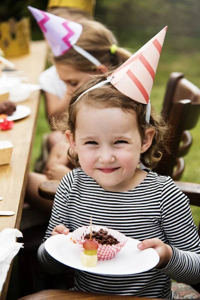 Buon bambino alla festa di compleanno — Foto Stock