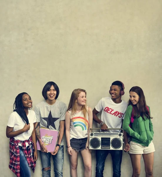 Diverse Teenager hängen herum — Stockfoto