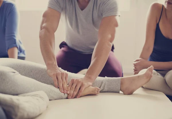 İnsanlar masaj yapmak eğitim — Stok fotoğraf