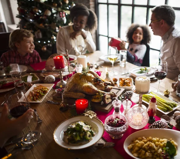 Familie feiert Heiligabend zu Hause — Stockfoto