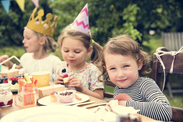 Niños en la fiesta de cumpleaños —  Fotos de Stock