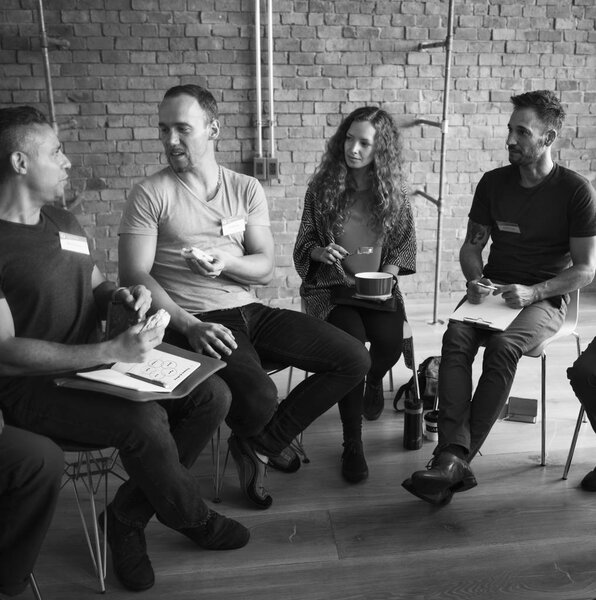 Персоналии: Встреча в офисе
