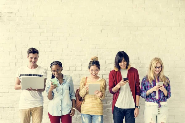 Students using digital devices — Stock Photo, Image