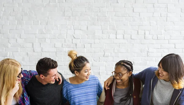 Studenten samen knuffelen — Stockfoto