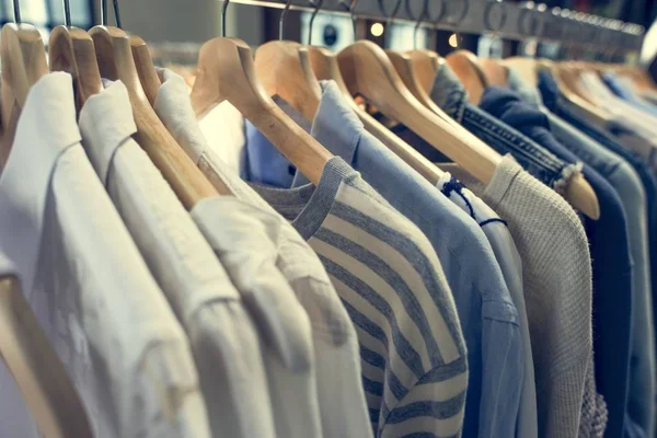 Vêtements sur cintres dans la boutique — Photo