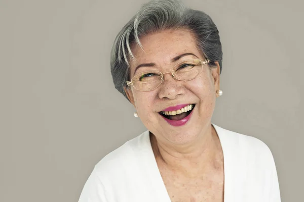 Smilende, eldre kvinne – stockfoto